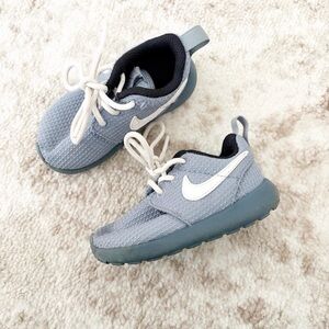 Nike Gray Rosherun Toddler Sneakers 5C